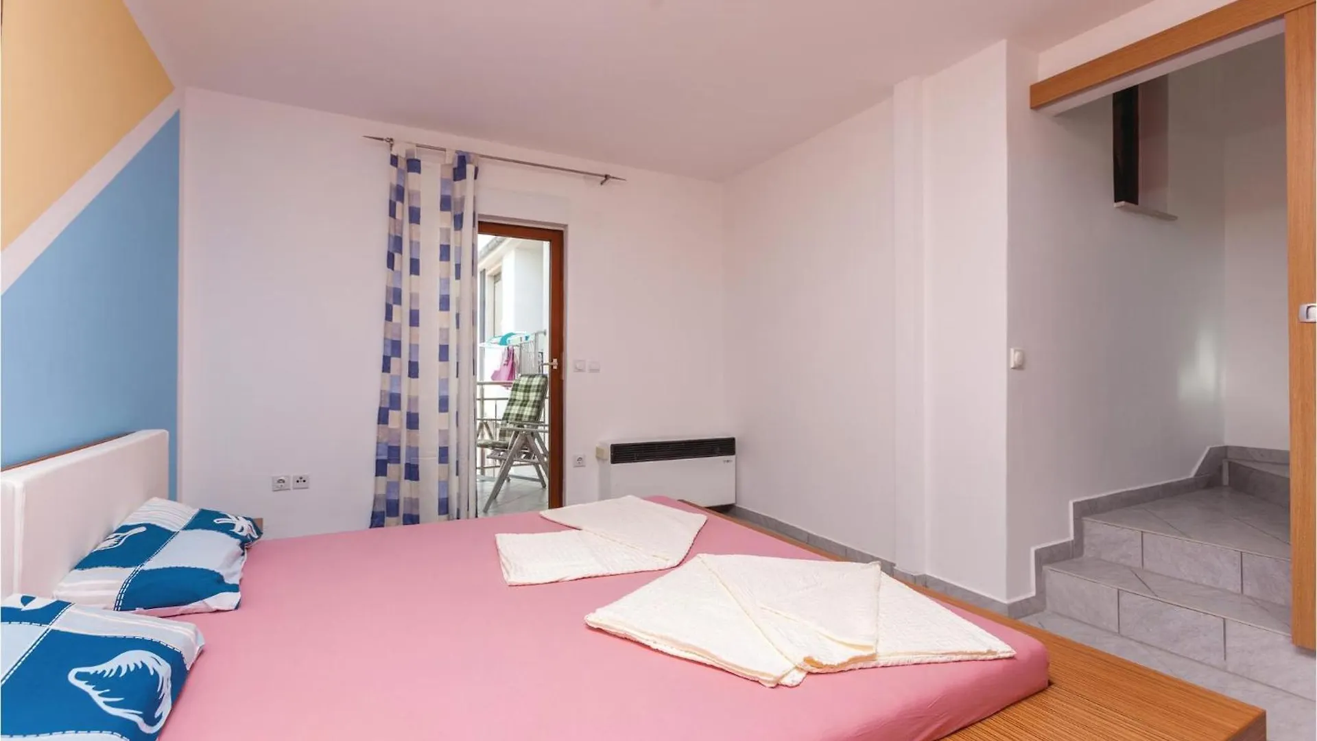 1 Bedroom Nice Apartment In Okrug Gornji 特罗吉尔 克罗地亚