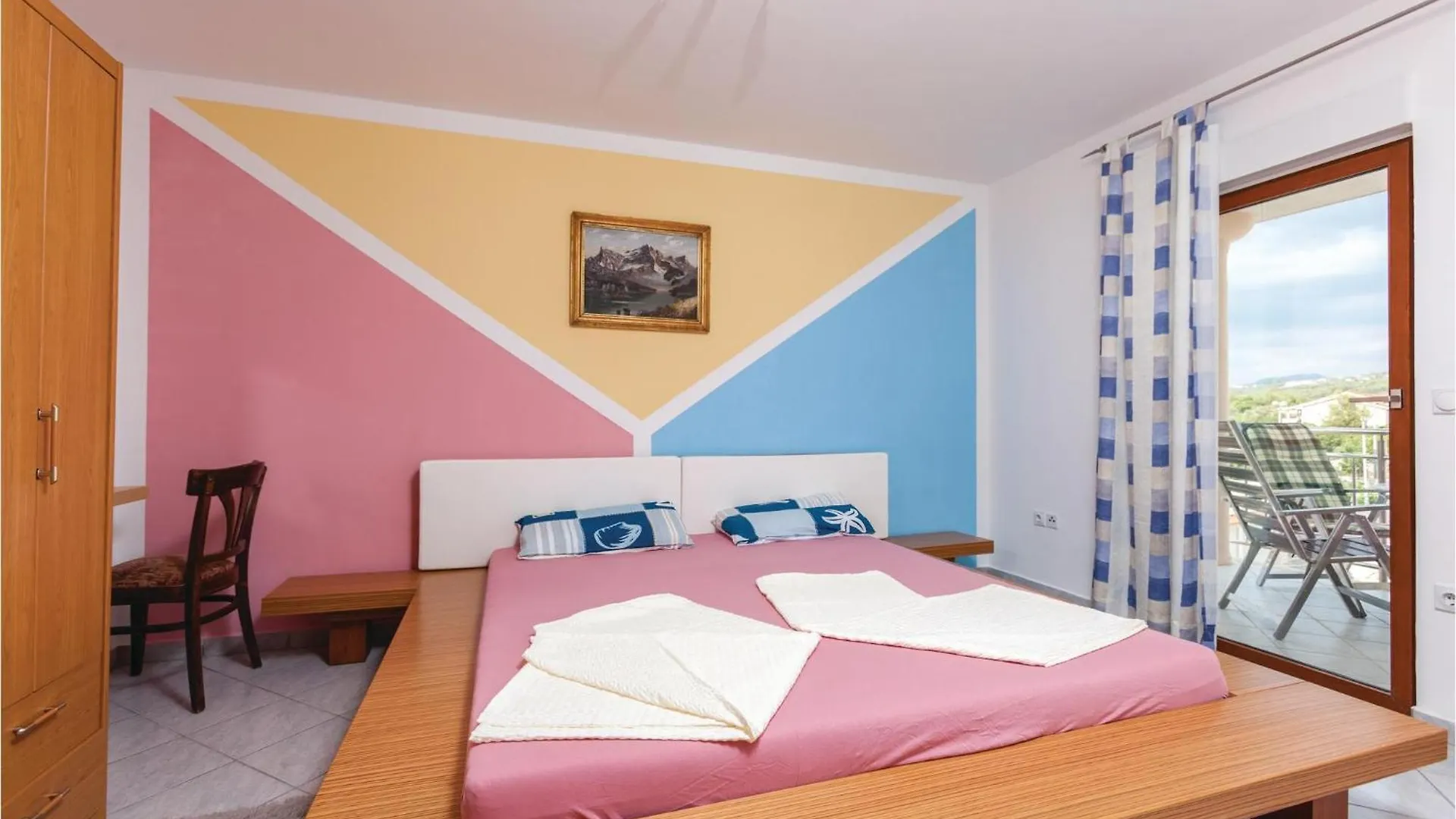 1 Bedroom Nice Apartment In Okrug Gornji 特罗吉尔