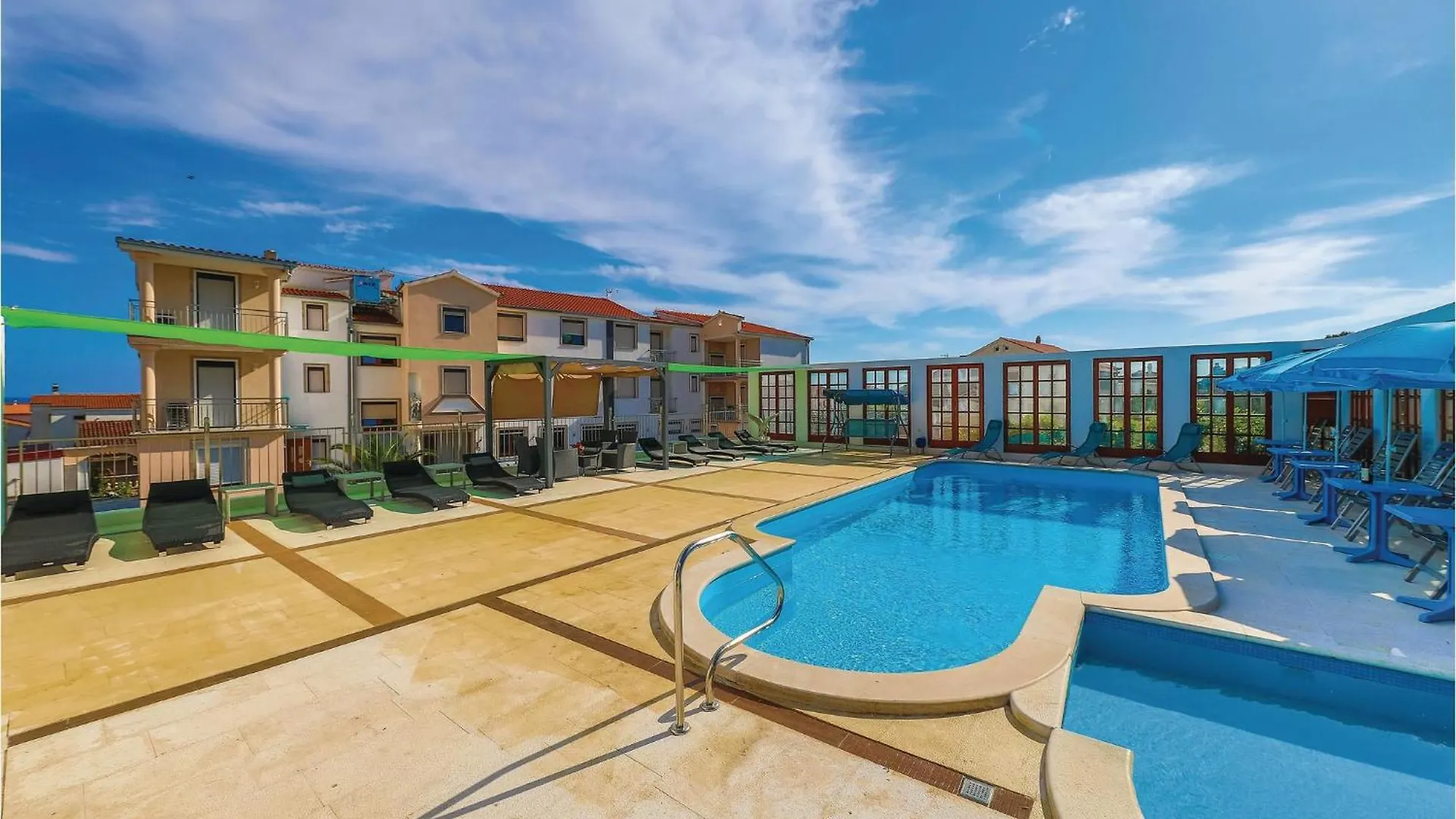 1 Bedroom Nice Apartment In Okrug Gornji location