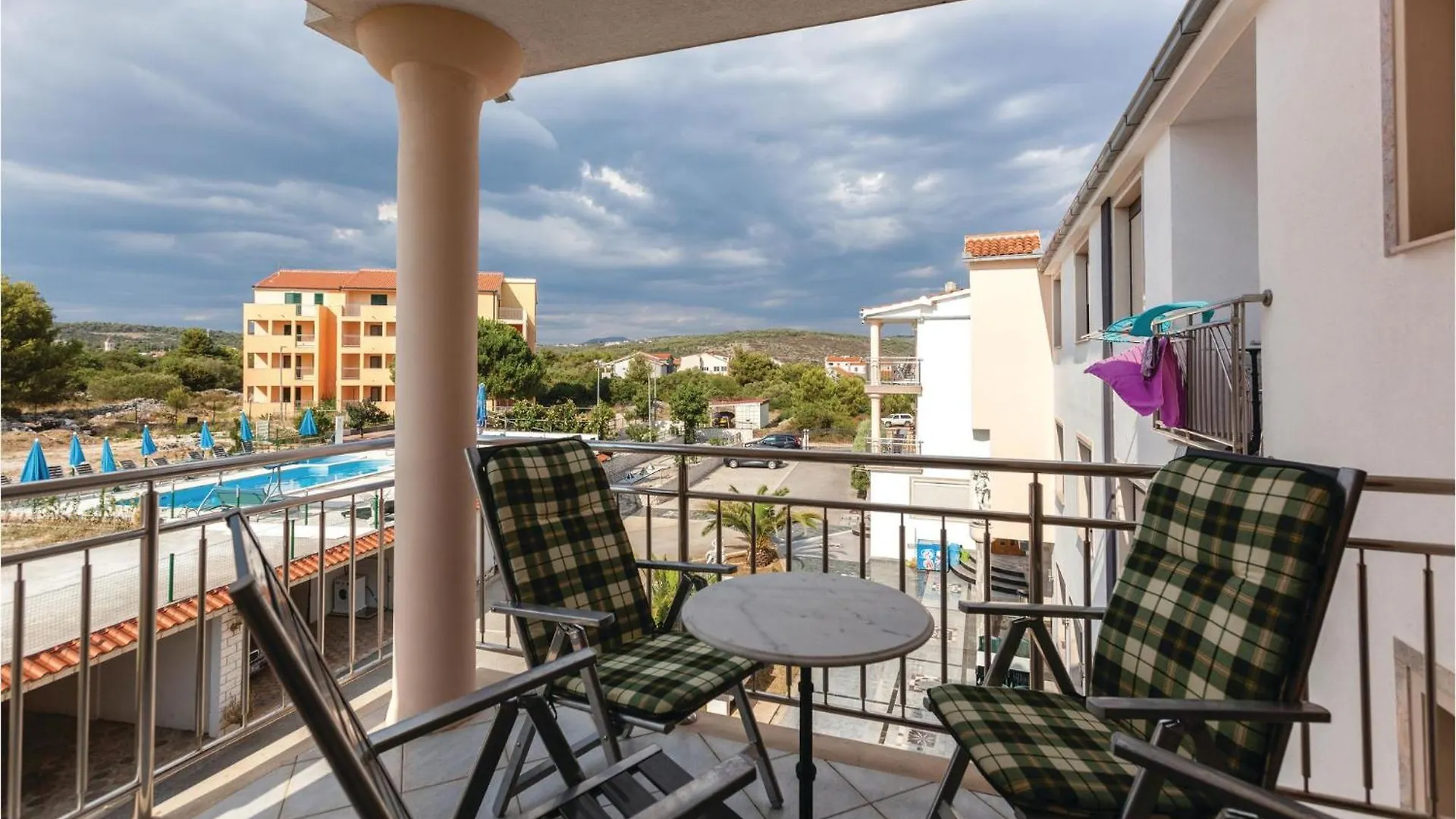 1 Bedroom Nice Apartment In Okrug Gornji 特罗吉尔 克罗地亚