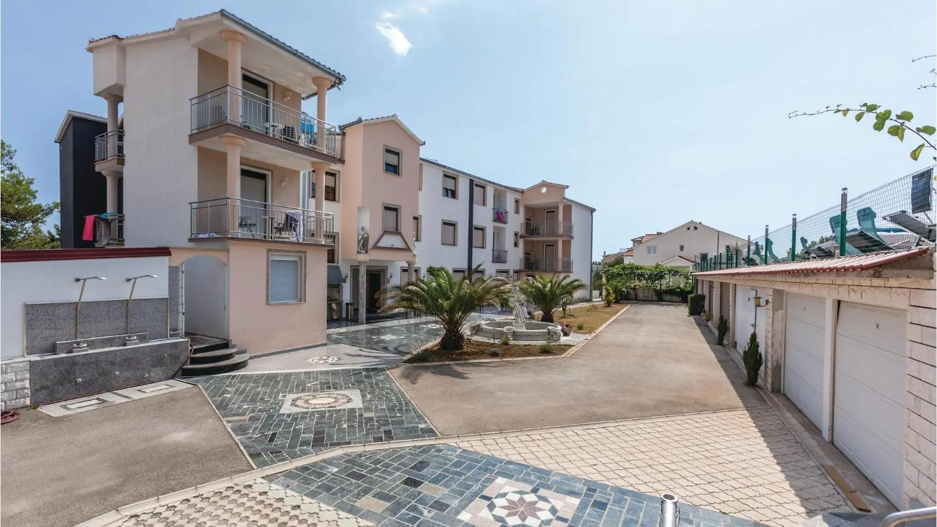 1 Bedroom Nice Apartment In Okrug Gornji 特罗吉尔