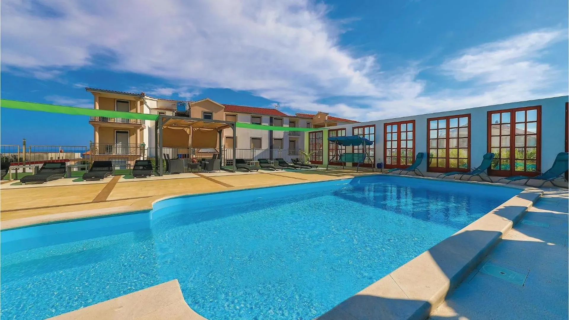 1 Bedroom Nice Apartment In Okrug Gornji 特罗吉尔 0*,