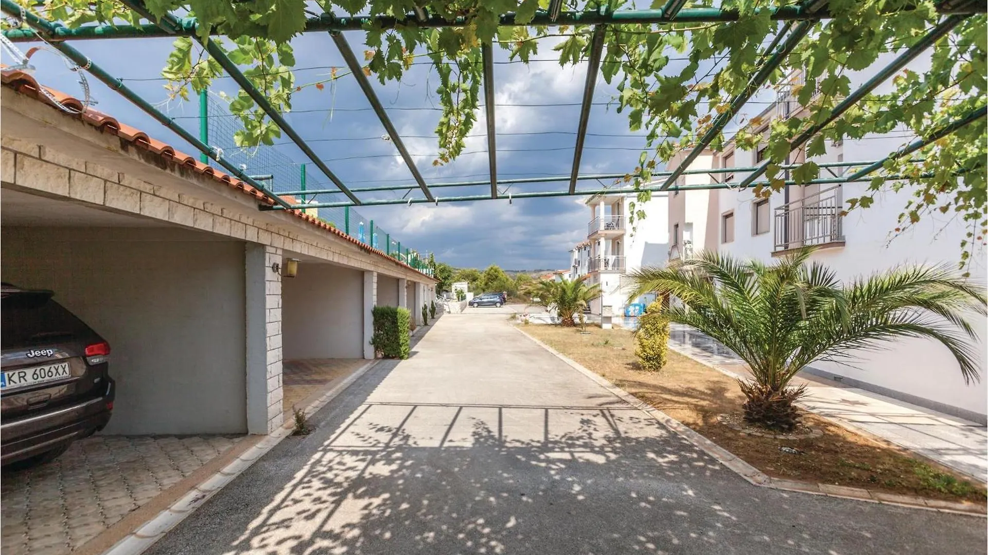 1 Bedroom Nice Apartment In Okrug Gornji 特罗吉尔